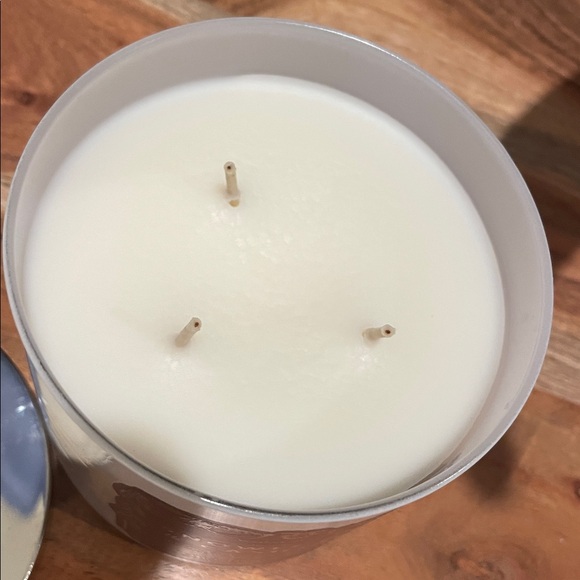 White Barn Snowflakes and Cashmere 3 wick candle - Picture 3 of 4